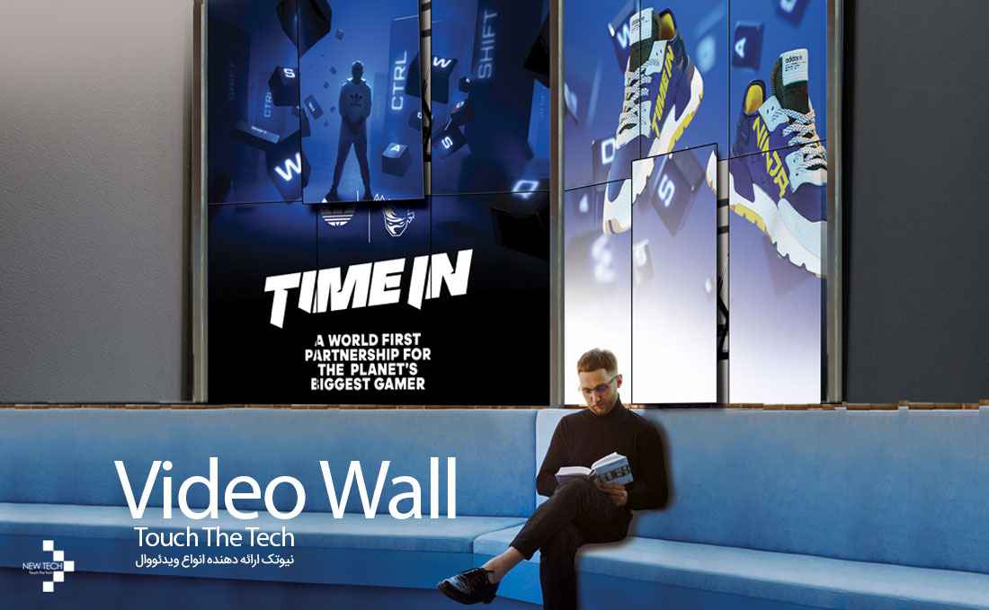 تصویر نشان‌دهنده‌ی یک ماتریس ویدئو وال روی دیوار بزرگ یک نمایشگاه است.