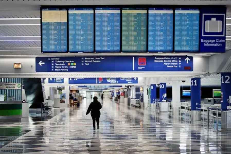 ورودی فرودگاه و نمایشگرهای صنعتی که در حال نمایش اطلاعات به مسافران هستند. 