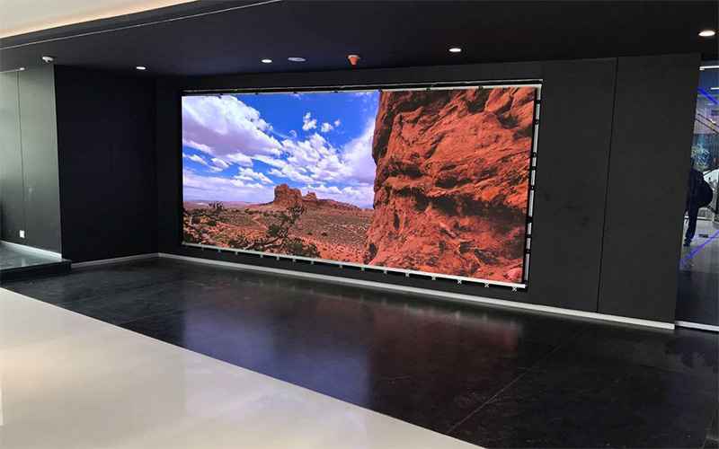  ویدئو وال بدون درز تصاویر یکپارچه‌ای از کوه و آسمان را با رزولوشن بالا در نمایشگاه نشان می‌دهد.