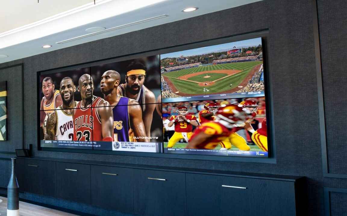تصویری از یک سینمای خانگی ویدئو وال که به طور همزمان سه مسابقه ورزشی را نمایش می‌دهد.